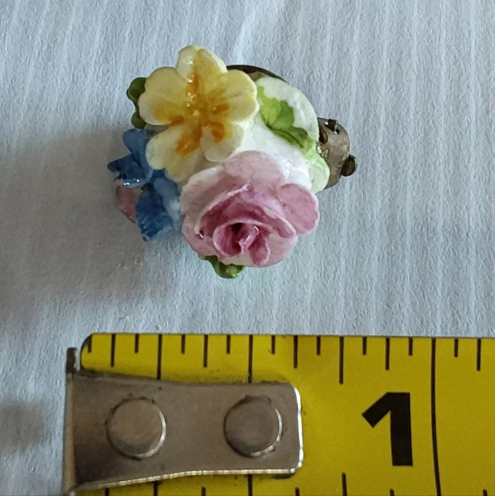 VINTAGE ENGLAND PORCELAIN FLORAL BOUQUET EARRINGS - Picture 4 of 4